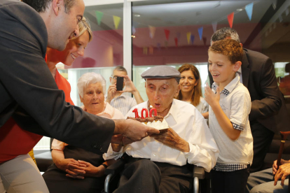 Antoni Grau rep un homenatge del comú de la Massana pel seu centenari.