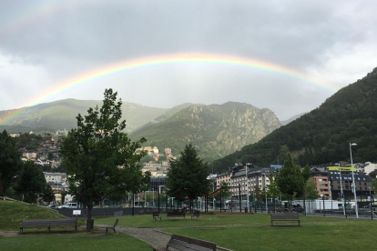 El Maximiliano va captar l'arc de Sant Martí des del Prat del Roure d'Escaldes-Engordany després d'una tronada.