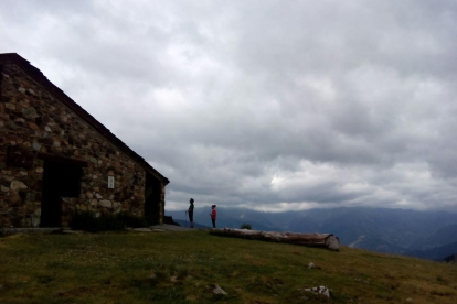 La Marta va pujar al refugi del Prat Primer, a la parròquia de Sant Julià de Lòria, i va fotografiar aquest cel tan ennuvolat.