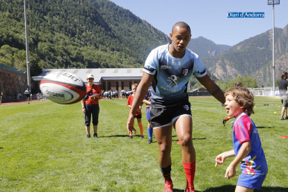 Els jugadors de l'Stade Toulousain visiten Andorra i fan un petit entrenament amb nens del país.