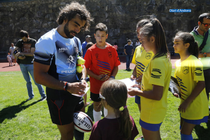Els jugadors de l'Stade Toulousain visiten Andorra i fan un petit entrenament amb nens del país.
