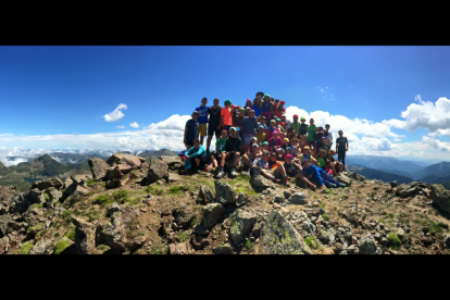 Els nens i les nenes del segon torn del casal de colònies d'AINA van pujar al pic de la Font Blanca en una de les activitats programades.