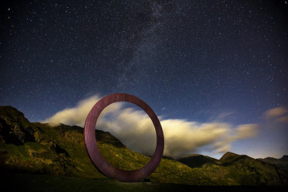 En Domènec Fernàndez Bachs va fer aquesta fotografia nocturna al coll d'Ordino, amb la famosa O com a protagonista i les muntanyes il·luminades i el cel estrellat de fons.