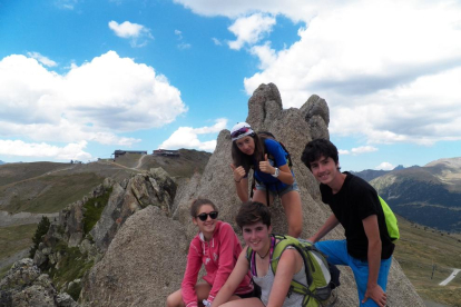 L'Andrea Sinfreu, d'Aixirivall, va fer una excursió amb els amics el cap de setmana passat a la zona de Solanelles, prop del Funicamp, i van fer aquesta fotografia de record.