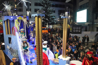 Imatges de la cavalcada dels Reis Mags a Andorra la Vella i Escaldes-Engordany