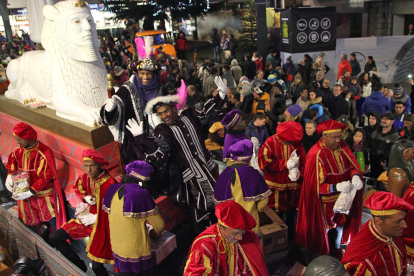 Imatges de la cavalcada dels Reis Mags a Andorra la Vella i Escaldes-Engordany