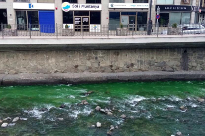 El riu Valira, tenyit de verd.