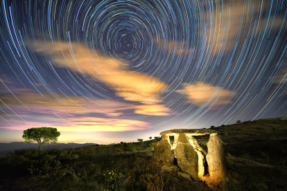 La fotografia guanyadora del tercer concurs Un estiu per emmarcar ha estat la de l'Esteve Argelich, de la Massana, que va ser capaç de captar el moviment de la terra mentre la càmera es quedava amb la llum de les estrelles al dolmen Vinyes Mortes de Vilajuïga. S'emporta una entrada doble a Inúu amb massatge. Enhorabona!