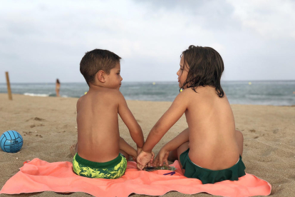 Xavier Cubillas, Sant Salvador. “Són adorables!” El Xavier ens envia aquesta fotografia del seu nen i la seva amigueta d'estiu a la platja de Sant Salvador del Vendrell, província de Tarragona.