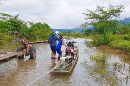 Cedric Ramos, Laos. La pluja va inundar el camí mentre feien una sortida en moto al parc nacional Phu Hin Bun. “Seguint els consells dels locals” van carregar les motos a la barca i van creuar el riu per seguir la ruta pels paisatges càrstics fins a la cova de Kong Lor.
