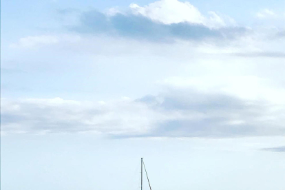 Anna Garcia, Palamós. La Costa Brava és un espai de desconnexió i relax per a molts a l'estiu. L'Anna Garcia ens envia aquesta foto de la platja de Palamós, on es veu un veler al capvespre.