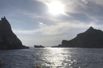 Alba Sixto, Illes Medes. Les Illes Medes són el paradís mediterrani que ha escollit Alba Sixto per passar les vacances. Un arxipèlag situat a la Costa Brava que és un dels espais d'interès natural més importants de la Mediterrània i una gran reserva de fauna i flora marina.