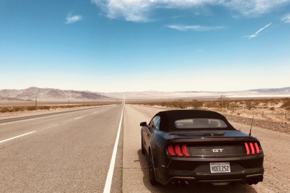 Júlia Tamburini. Estats Units. “Experiència 100% USA, Mustang V8 descapotable al mig del desert de Nevada” de l'escaldenc Julià Tamburini en un viatge per l'estat de Nevada, als Estats Units, amb una imatge d'una carretera inacabable.
