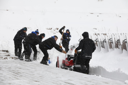 Treballadors de Grandvalira retirant la neu