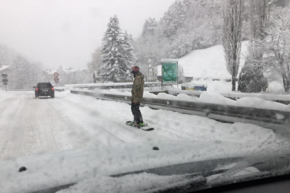 Un noi fent snow a la carretera d'Erts