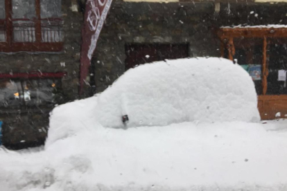 Cotxe cobert de neu a Erts