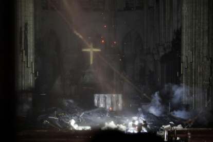 L'interior de Notre-Dame, completament destrossat