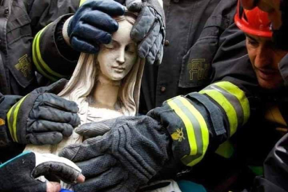 Els bombers han fet possible salvar moltes obres d'art de Notre-Dame