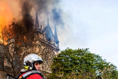 Més de 400 bombers de París han treballat en l'extinció del foc