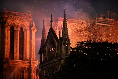 La llum de les flames mentre cremen la catedral