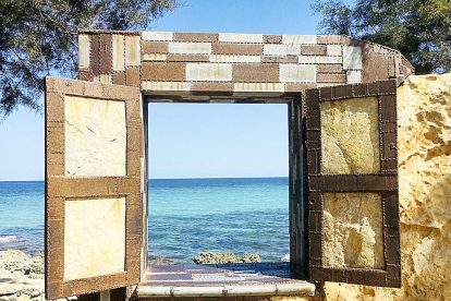 Mentre descansava aquest agost a la platja, concretament a la Cala Millor de Palma de Mallorca, Belen Báez va trobar una curiosa finestra, afegida enmig d'un mur i amb vistes al mar. “Olora el mar i sent el cel” comenta.