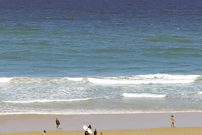 El surf és un dels esports que més es practica a les platges del sud d'Espanya durant tot l'any. Meri Roca va enxampar un grup de surfistes mentre sortien de l'aigua després d'una classe pràctica a la platja de Trafalgar, a Cadis.