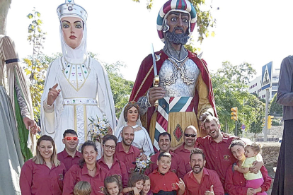 Els gegants de Sant Julià, el Rei Moro i la Dama Blanca, visiten el municipi barceloní d'Alella