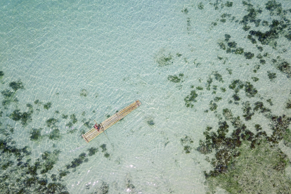 Paisatge estiuenc a la foto d'Òscar Garcia feta a la platja Coconut de les Filipines a l'illa de Palawan “d'una vista aèria on surto sobre una barqueta feta amb pals de bambú i es pot apreciar tot el fons marí d'aquella espectacular illa”.