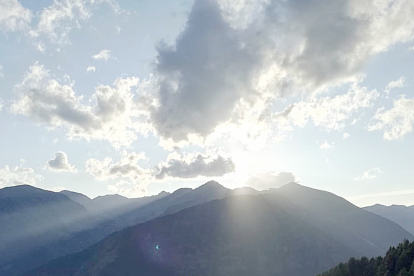 Posta de sol de Coma Obaga, al Serrat, a Ordino, en una tarda estiuenca amb l'última llum del dia deixant veure la silueta de les muntanyes de la zona nord del Principat, recollida per Meritxell Rabadà.