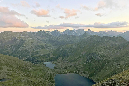 Vista dels llacs de Tristaina, a Ordino, en una imatge de Maite Navarro que en el recorregut per la muntanya reflexiona “la distància entre un somni i un fet són les ganes de voler aconseguir-ho”.