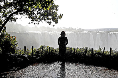 Des d'un mirador amb vistes a la caiguda d'aigua ha captat el Josep Santamaria aquesta imatge de les cataractes Victòria a Zimbabue, “un dels salts d'aigua més espectaculars del món” durant les vacances del juliol.