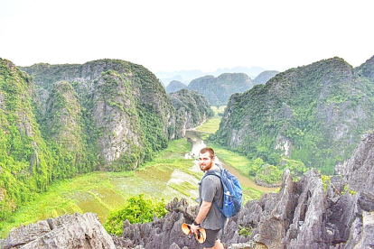 La ruta de Pere Baró en el viatge a Vietnam l'ha portat a pujar 500 esglaons per arribar al mirador de Mua Caves, a Hang Múa, un racó habitual en la visita al país asiàtic.