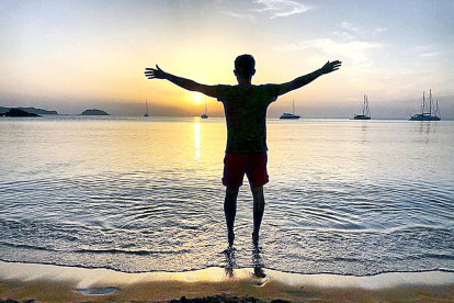 La posta de sol a Cala Cavalleria, Menorca, és un dels indrets que han enamorat Jordi Sogas aquest estiu i ha volgut compartir a les xarxes socials. “Les vacances ja es van acabar fa uns dies però llocs i records perduraran eternament”
