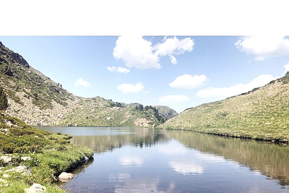 Les muntanyes d'Andorra són un dels llocs preferits per a molts excursionistes per gaudir de l'estiu. Anar de ruta amb el seu gos i banyar-se en els estanys del Siscaró ha estat el plaer que Sílvia Andorrà ha fet aquestes vacances.