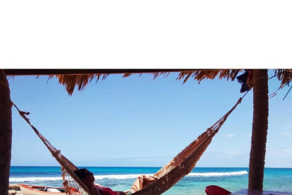 Moment de relax a la imatge que envia Davinia Curto d'un dia en una platja de sorra blanca a l'illa de Boa Vista, a Cap Verd, des d'on pregunta: 'I si tots els bars tinguessin hamaca?'