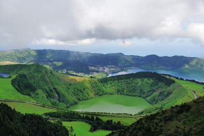Els llacs volcànics de Sete Cidades, a l'illa de Sant Miguel, de l'arxipèlag de les Açores, queden immortalitzats i són els protagonistes d'aquesta impressionant estampa de paisatge de natura enviada pel Fernando Alves.