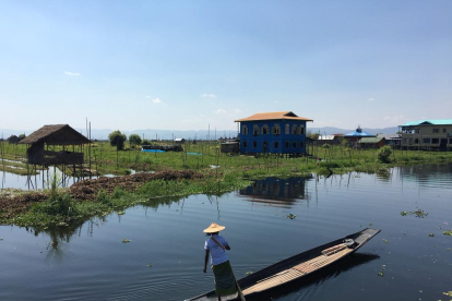 Veure una dona local fent un passeig en canoa, amb unes icòniques cases flotants de fons, és “un dels atractius del llac Inle” de l'encara poc explorada Myanmar, on la Maria Llanas va poder captar aquest instant.