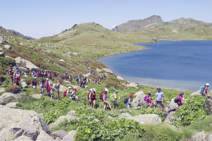 Les desenes d'infants que fan el primer torn de colònies d'AINA van gaudir d'una jornada de molt bon temps per fer una excursió de muntanya que els va portar fins al llac de Fontargent, que va recollir Digna Rodríguez en aquesta fotografia.