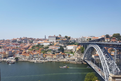 Un recorregut en funicular permet captar una imatge panoràmica de Porto amb el barri de la Ribeira, el riu Duero i el pont Luis I, que uneix Vilanova de Gaia amb la ciutat i que va ser dissenyat per un deixeble de Gustave Eiffel.