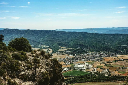Una ruta pels camins del Pirineu deixa aquesta instantània amb Oliana i els camps de l'entorn vista en alçada amb una imatge que envia Eloi Roqueta, on capta el fotògraf que immortalitza una altra perspectiva del paisatge.
