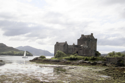 La visita al castell més famós, l'Eilean Donan Castle, és imprescindible si es viatja a Escòcia. “En anar a buscar el cotxe vam veure aquest veler apropant-se oferint-nos aquesta imatge tan bonica”, explica Meritxell Aldrufeu.