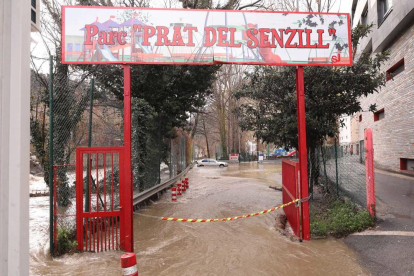 El parc i l'aparcament del Prat del Senzill, a Sant Julià, ha quedat inundat per l'augment del cabal del riu