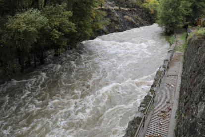 El comú ha tancat el passeig del riu a Sant Julià per l'increment del nivell del riu