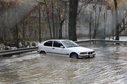 Un cotxe estacionat al Prat del Senzill envoltat per l'aigua