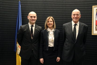 Els tres consellers demòcrates de l'oposició escaldenca després de jurar el càrrec