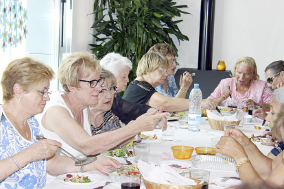 Prop de seixanta padrins de la Llar de Lòria van cloure les activitats d'estiu amb un dinar i una tarda de karaoke per acomiadar-se.