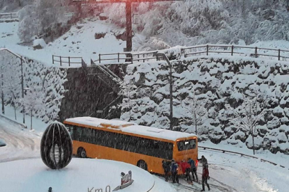 Un bus de transport públic bloquejat al migdia de dimecres a la rotonda del Km 0