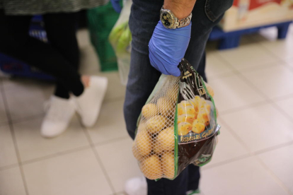 Alguns supermercats han posat mesures pels clients, com haver de posar-se guants per tocar qualsevol aliment