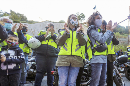 Els motards es van reunir a l'entrada d'urgències amb les motos