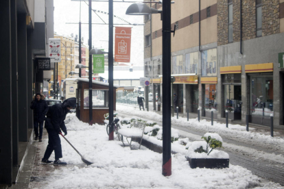 Retirada de neu dimcres de les voreres a l'avinguda Riberaygua de la capital